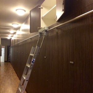 Stellingladder met wielen en toprail